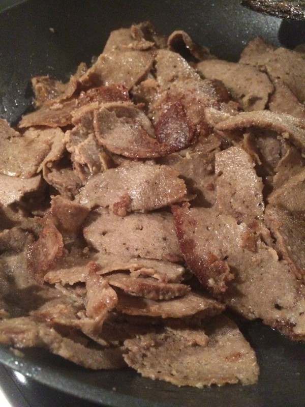 Stek köttbitarna i lite smör och tillsätt eventuellt mera krydda. 