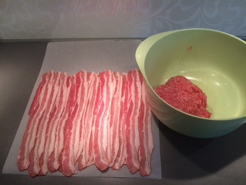 Fördela ut 1,5-2 pkt bacon på ex-vis ett bakplåtspapper. 